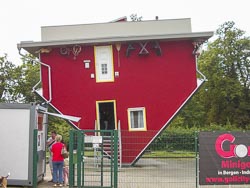 Haus-Kopf-über in Putbus auf Rügen